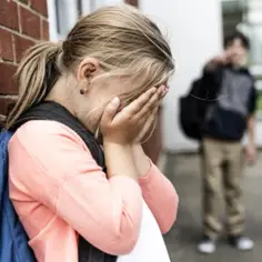 Dlaczego dziecko bije się w szkole? Główne przyczyny i rozwiązania