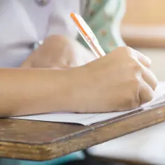 Uczeń pisze na kartkówce, zastanawiając się, czy edukacja zdrowotna będzie obowiązkowa.
