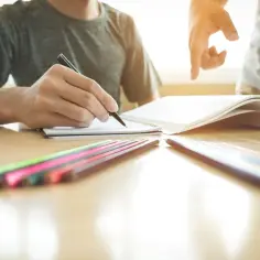 Uczeń pisze w zeszycie, a nauczyciel wskazuje mu drogę. To nauka oparta na doświadczeniu, czyli empiryzm co to jest.