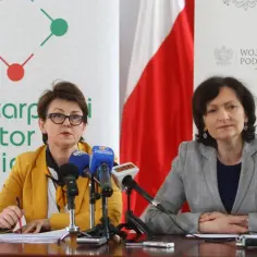 Podczas konferencji prasowej kurator Podkarpacia omawia ważne kwestie.