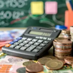 Ile wynosi dodatek stażowy nauczyciela? Aktualne stawki i zasady