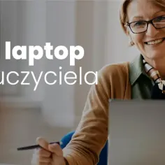 Uśmiechnięta nauczycielka z okularami pracuje przy laptopie. Napis: "Bon na laptop dla nauczyciela".