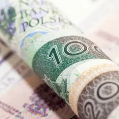 Zwijane banknoty 100 zł i 20 zł. Taki dodatek wiejski dla nauczycieli to marzenie wielu!