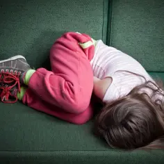 Jak rozpoznać i reagować na podejrzenie o molestowanie dziecka?