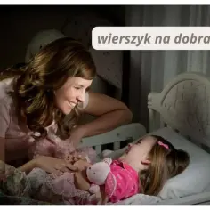 Mama czyta córce wierszyk na dobranoc. Dziecko śmieje się, przytulając pluszowego króliczka.