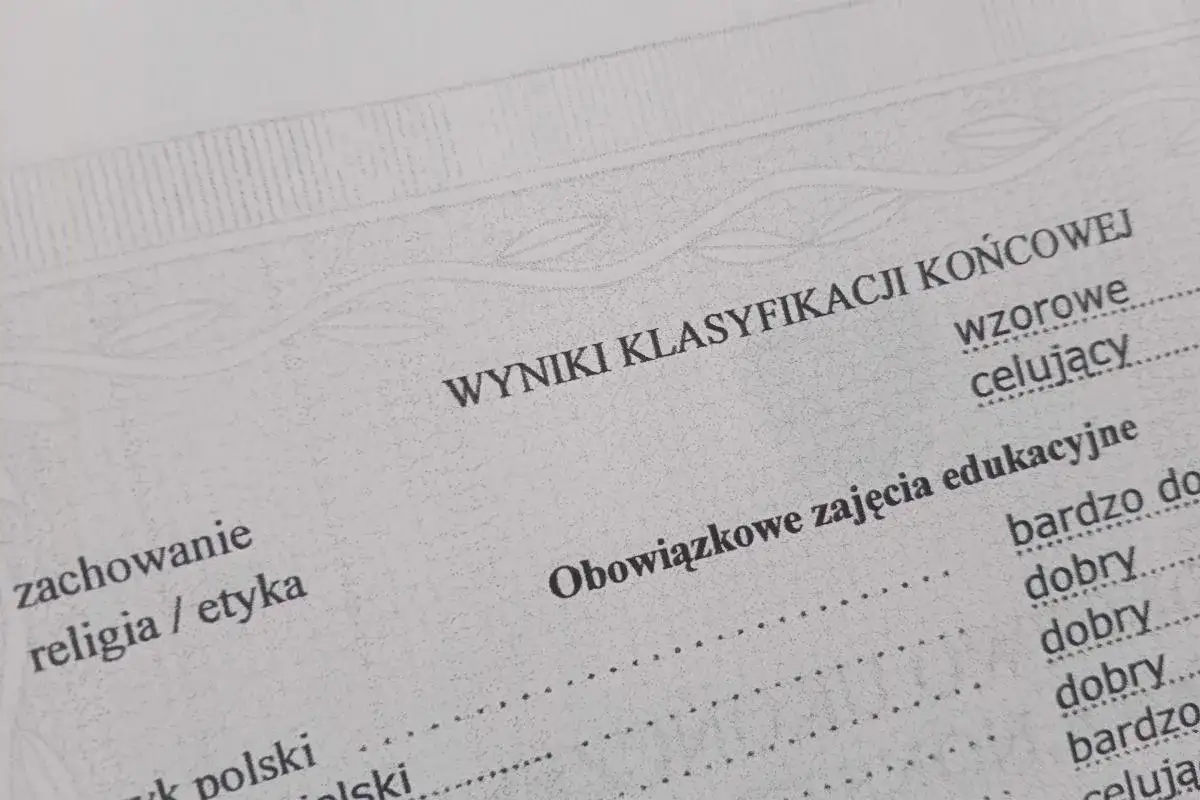 Wyniki klasyfikacji końcowej: zachowanie, religia/etyka. Czy religia wlicza się do średniej? Widać oceny: wzorowe, celujący, bardzo dobry.