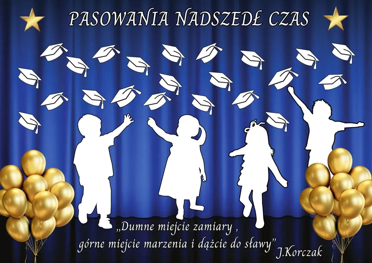Pasowanie na przedszkolaka! Dzieci wznoszą czapki do góry, celebrując ten ważny dzień. Złote balony i cytat J. Korczaka dodają uroczystości.