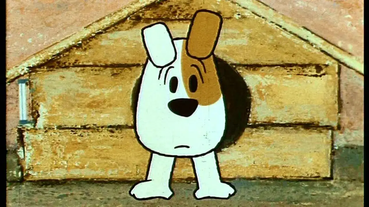 Smutny piesek z jednej ze starych bajek stoi przed drewnianym domkiem.