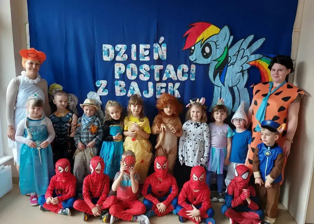 Dzień postaci z bajek pomysły: dzieci w strojach Spider-Mana, Elzy, Króla Lwa i innych bohaterów.