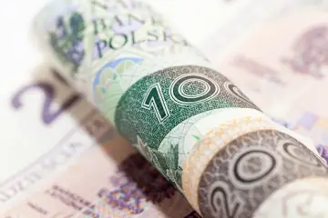 Zwijane banknoty 100 zł i 20 zł. Taki dodatek wiejski dla nauczycieli to marzenie wielu!