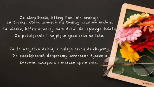 Krótkie wiersze dla nauczycieli: podziękowania za cierpliwość, troskę i wiedzę. Kwiaty i okulary na tle tablicy.