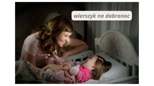 Mama czyta córce wierszyk na dobranoc. Dziecko śmieje się, przytulając pluszowego króliczka.